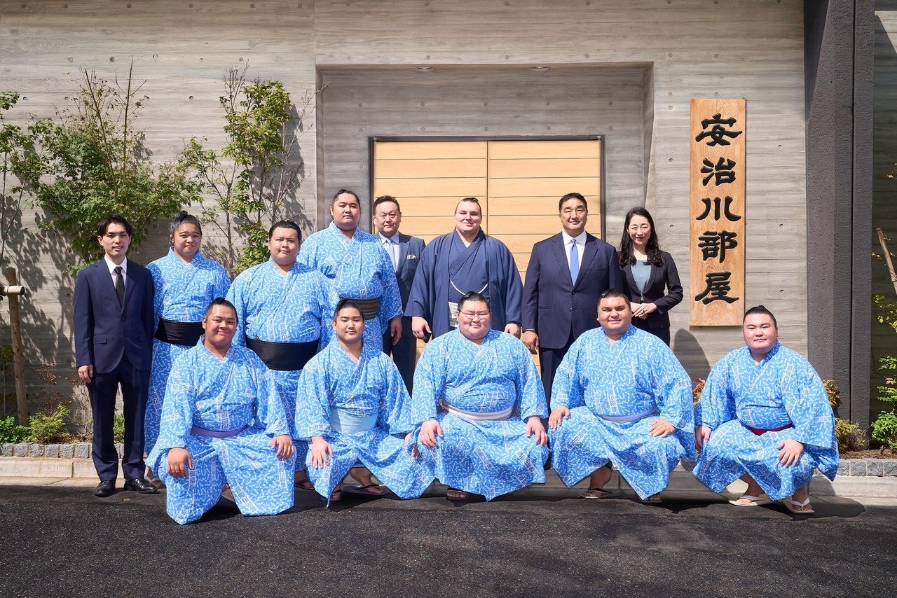 安治川部屋の前に並ぶ親方・力士・関係者の集合写真