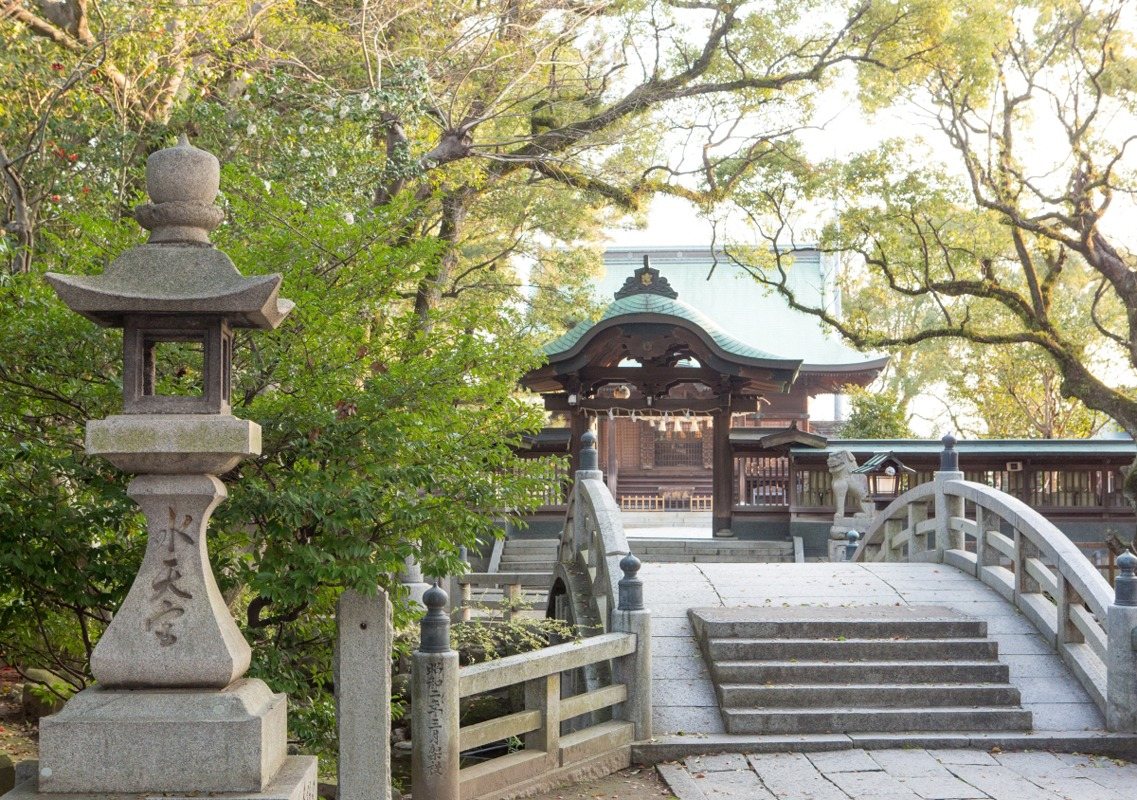緑に囲まれた久留米・水天宮の参道と橋