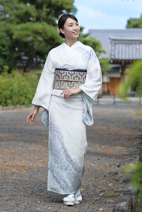 和服の日にちなみ、白い着物姿で歩く女性